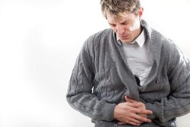 La douleur au fond de l'abdomen chez un homme souffrant de prostatite